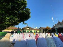 WARGA KALURAHAN NGESTIREJO MELAKSANAKAN SHOLAT ISTISQA 